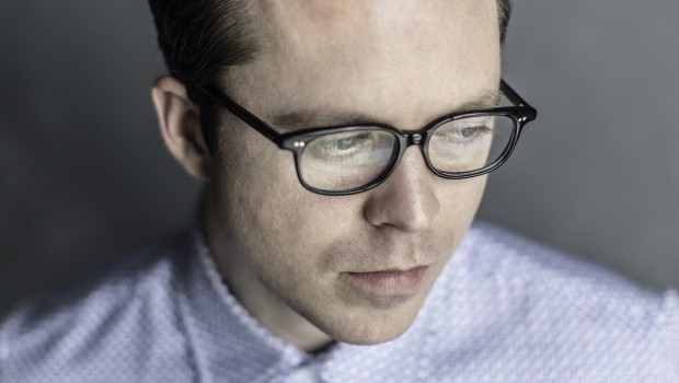 NEWS: TOM VEK: TOUR DATES AND NEW SINGLE ‘PUSHING YOUR LUCK’