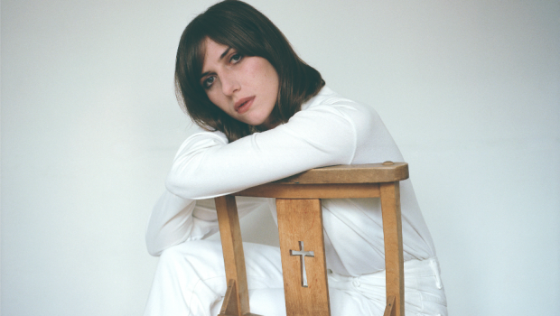 ALDOUS HARDING REVEALS ‘BLEND’ VIDEO & AUTUMN UK TOUR